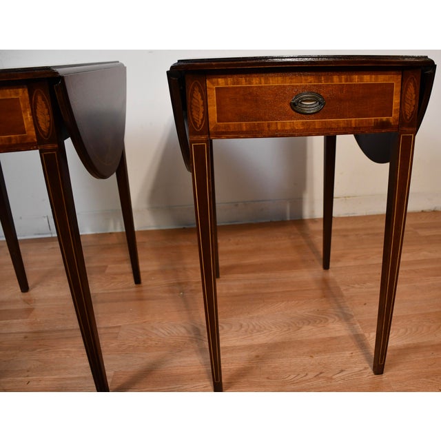 Wood 1920 Pair of English Hepplewhite Mahogany & Satinwood Inlay Pembroke Side Tables / End Tables For Sale - Image 7 of 18