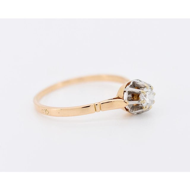 A timeless vintage solitaire ring from the 1970s, crafted in 18K yellow gold (750/1000) and platinum. The centerpiece is a...