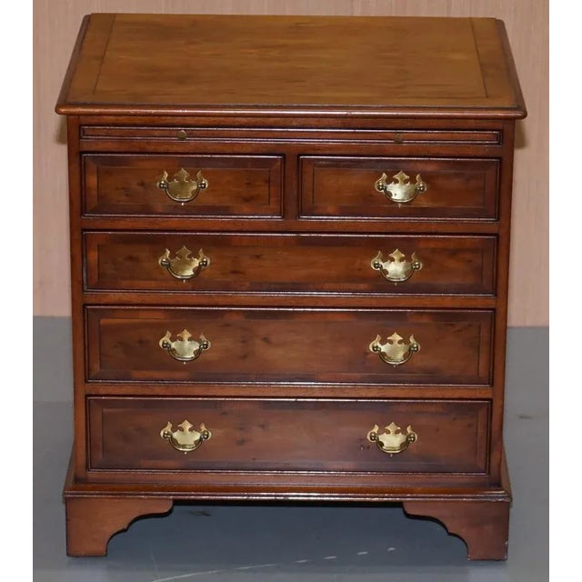 We are delighted to offer for sale this lovely vintage Burr Yew wood chest of drawers with green leather butler's serving...