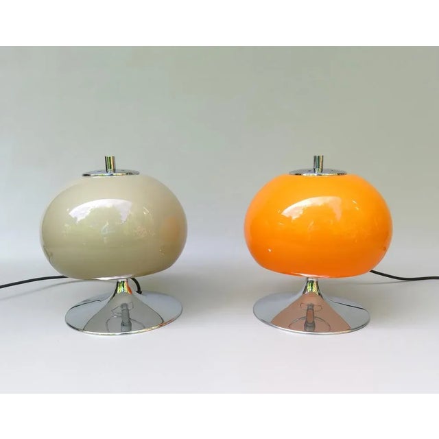This little table lamps are made and manufactured in the end of the 1960s and feature a chromed trumpet-shaped foot. The...