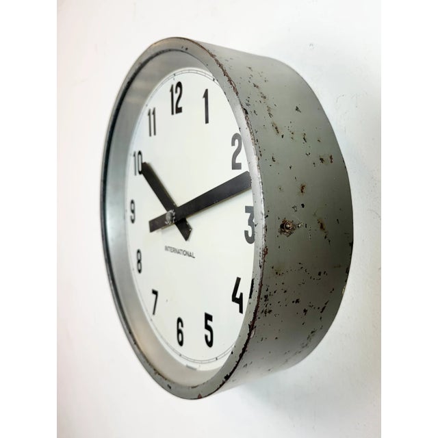 Mid-Century Modern Industrial Factory Grey Wall Clock from International, 1950s For Sale - Image 3 of 17