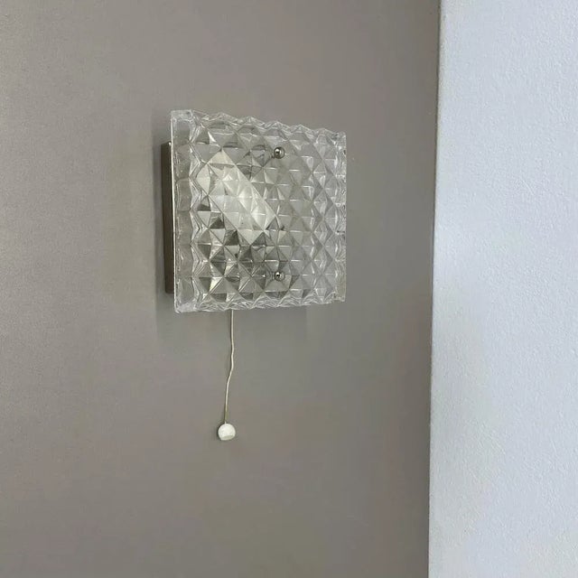 Small Cubic Textured Glass Wall Light in style of Orrefors, 1970s For Sale - Image 3 of 18