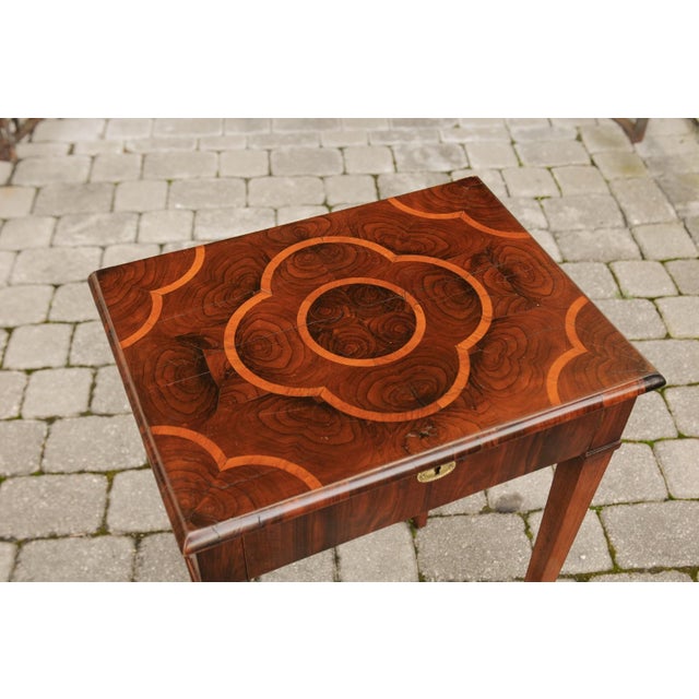 Italian 1820s Walnut Side Table with Oyster Veneer and Inlaid Quadrilobe Motif For Sale - Image 9 of 12