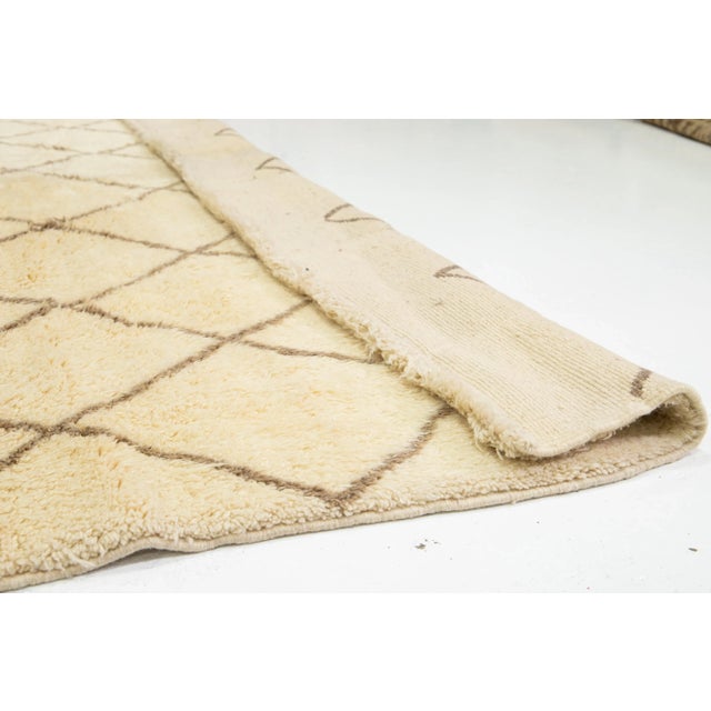 Tribal Geometric Modern Ivory Wool Rug Moroccan Style With a Tribal Pattern For Sale - Image 3 of 10