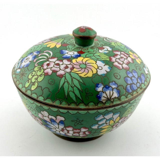 Beautiful Lidded Green Cloisonné Bowl - Vintage Floral Enamel Design For Sale - Image 4 of 9