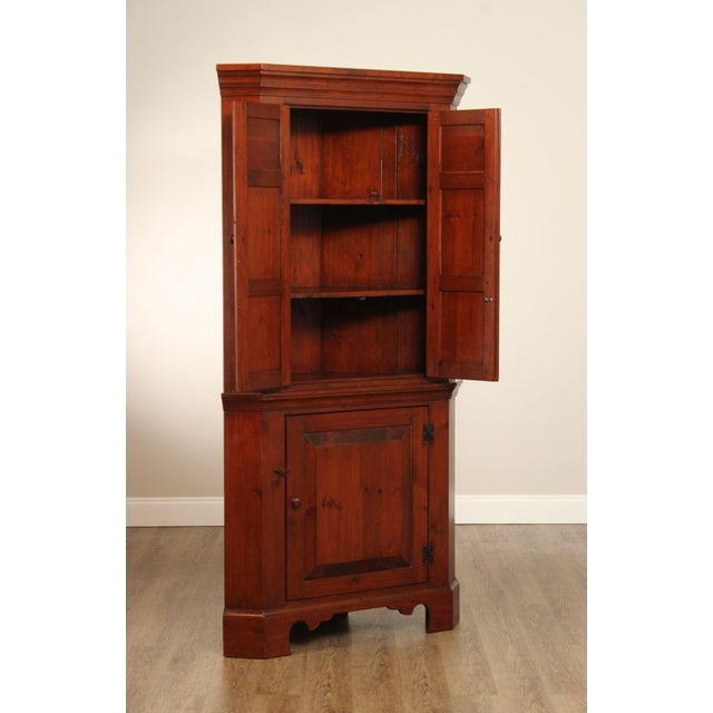 American Custom Quality Early American Style Pine Corner Cabinet For Sale - Image 3 of 12