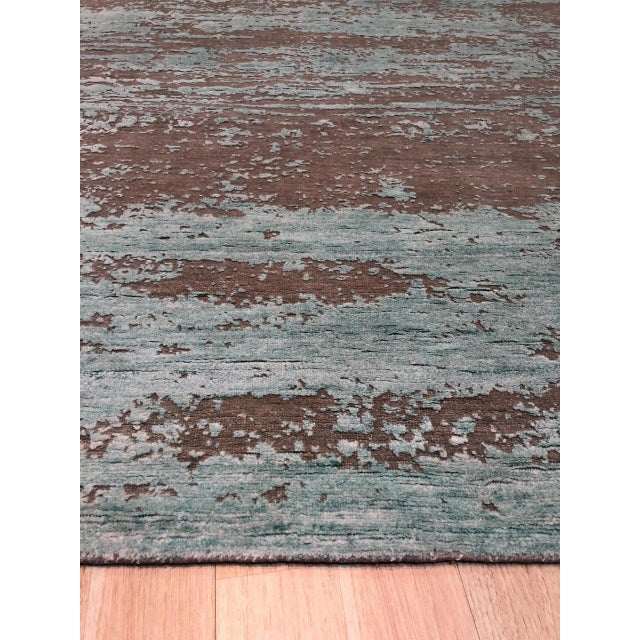 Abstract Amara Captivating Silver Hand-Knotted Wool Rug Carpet, Abstract Modern Design For Sale - Image 3 of 6
