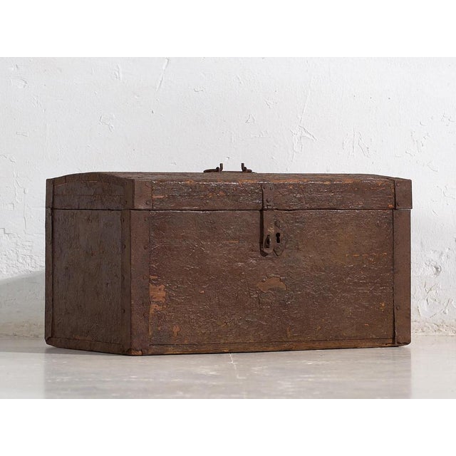 Antique chest with metal structure (c.1920) Dimensions: Width: 55 cm Depth: 33 cm Height: 30 cm Style: Rustic Materials...