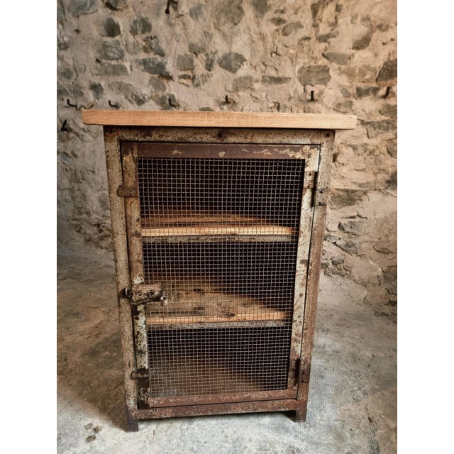 Industrial Industrial French Military Metal Storage Cabinet with Oak Top & Wooden Shelves for Ministère De Lair, 1956 For Sale - Image 3 of 18