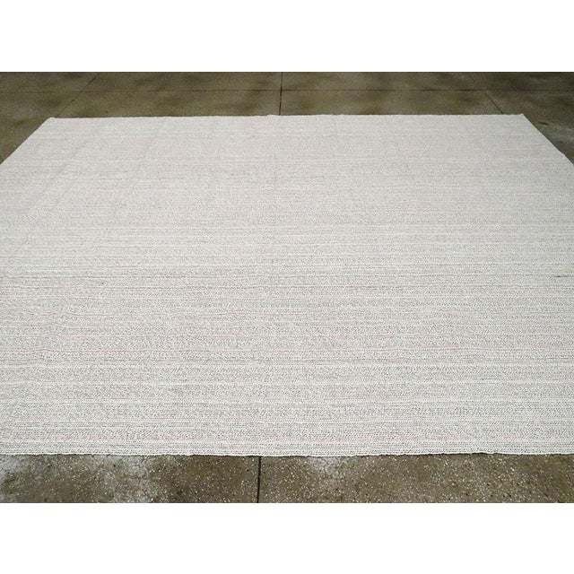 Galerie Shabab Collection Mid-20th Century Handmade Turkish Flatweave Kilim Room Size Carpet in White For Sale In New York - Image 6 of 9