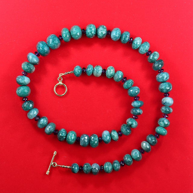 Ajd 22 Inch Graduated Rondels of Faceted Emerald Necklace With Amethyst Accents For Sale - Image 4 of 5