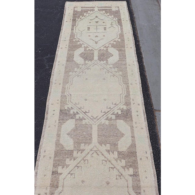 Geometric Medallion Design Turkish Oushak Runner in Soft Neutral Tones For Sale - Image 10 of 14