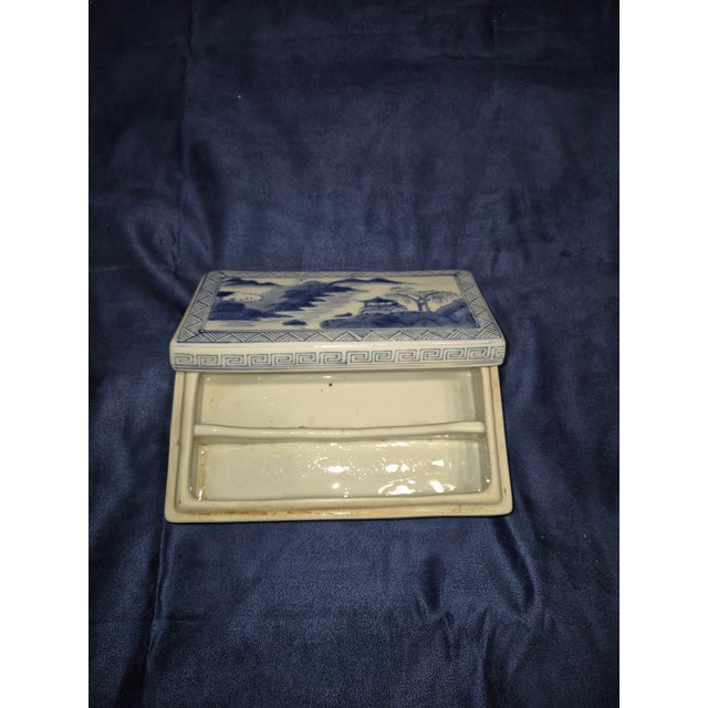 Chinese Mid 20th Century Chinese Blue and White Porcelain Lidded Box Fd For Sale - Image 3 of 4