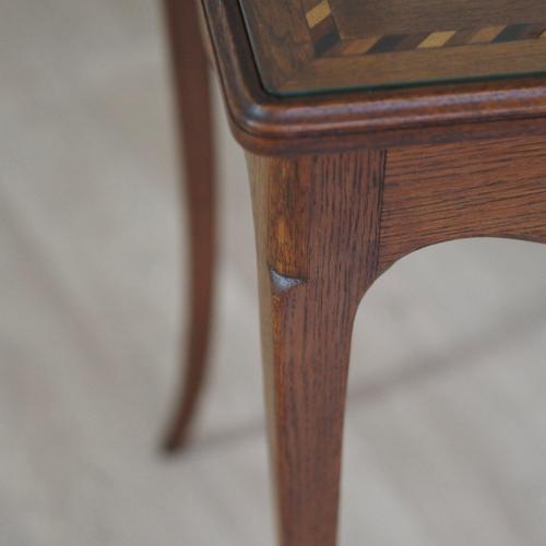 French Writing Desk with Glass Top and Inlays, Early 20th Century For Sale - Image 12 of 15