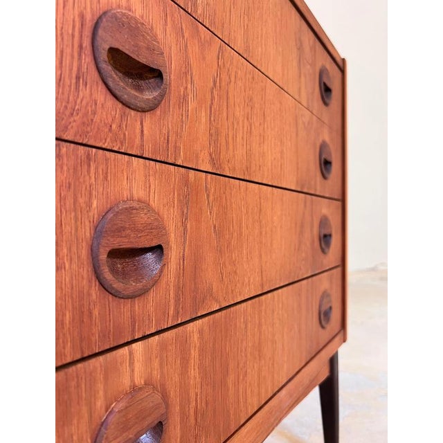 This elegant teak chest of drawers from the 1960s combines the clean lines of Scandinavian design with exceptional...