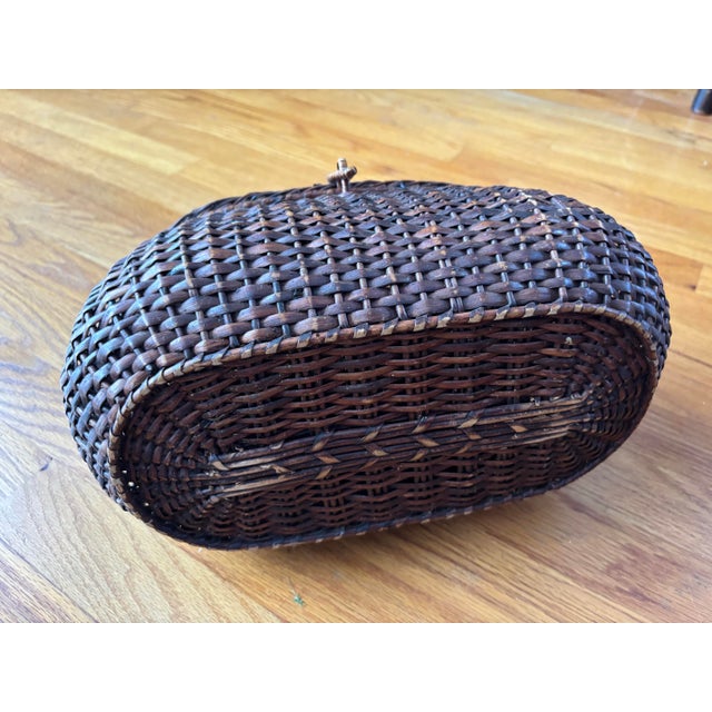 Folk Art Vintage Hand-Woven Amish Kavli Wicker Storage Basket With Lid For Sale - Image 3 of 9