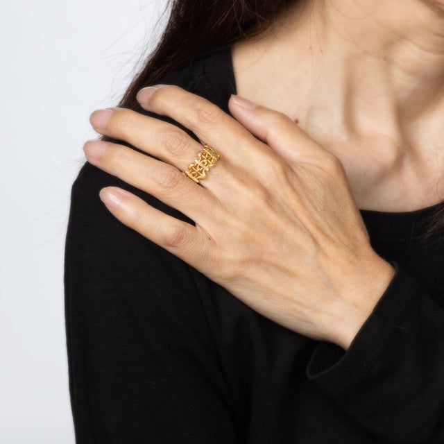 1970s 1970s Ornate Vintage Link Ring Sz 6.5 18k Yellow Gold Wide Cigar Band Textured Jewelry For Sale - Image 5 of 5