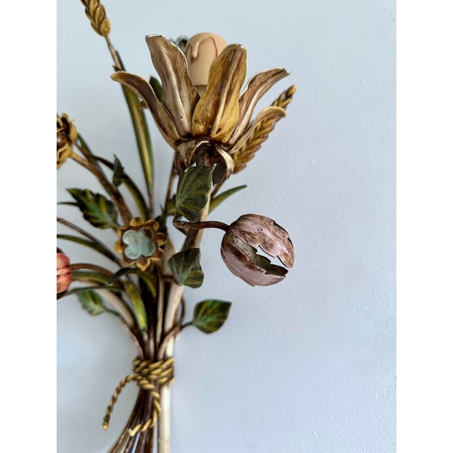 Metal Italian Hand-Painted Tole Floral Bouquet Wall Sconce, 1940s For Sale - Image 7 of 18