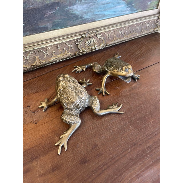 Mid 20th Century Pair of Vintage Brass Toned Crouching Frog Sculptures With Open Mouth and Textured Detailing.. For Sale - Image 5 of 10