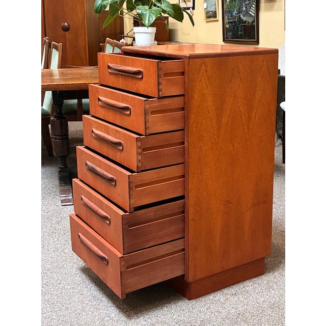 G-Plan Furniture Mid Century Modern Teak "Fresco" Chest of Drawers by G-Plan Furniture, Uk c.1960 For Sale - Image 4 of 6