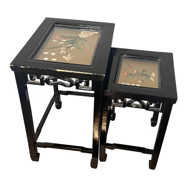 1980's Chinese Export Black Lacquer Hand Painted Nesting Tables With Shadow Box Top - Set of 2 For Sale