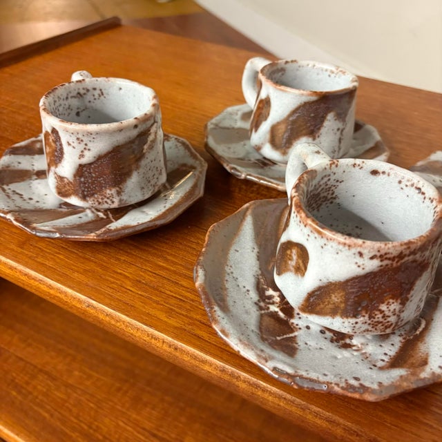 Wood Set of 5 Kishi Shino Ware Coffee Cups & Saucers With Signed Tomobako Box For Sale - Image 7 of 16