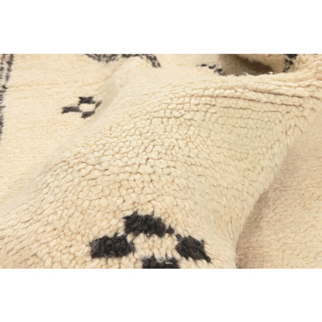 Vintage Azilal Moroccan Rug, 05'00 X 08'10 For Sale In Dallas - Image 6 of 10