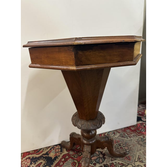 Antique sewing/seamstress table from the 19th century, Victorian style, in walnut and walnut root with octagonal top/lid...