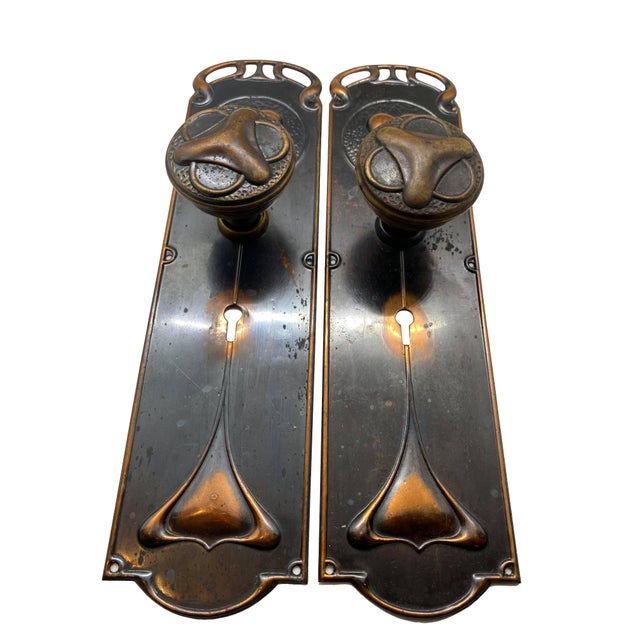 Backplate Measurements 12-1/4" height x 3-1/4" width Knob Measurements 2-1/2" circumference x 2-1/2" projection Included:...