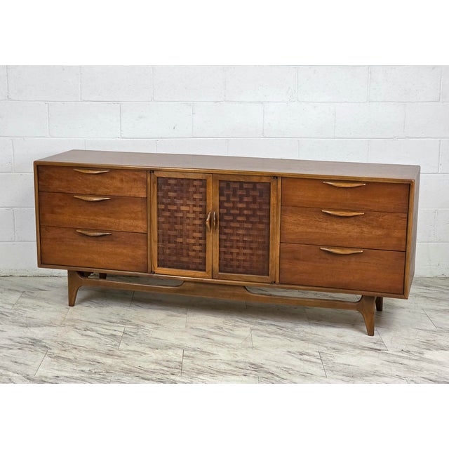 Mid-Century Modern Mid 20th Century Lane Perception MCM 9 Drawer Dresser. For Sale - Image 3 of 6