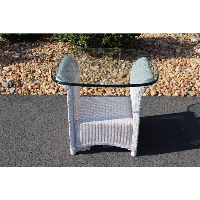 White 1980s Lloyd Loom Wicker Side Tables With Glass Tops—A Pair For Sale - Image 8 of 18