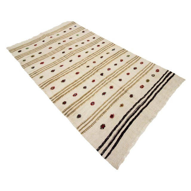 Traditional Turkish Embroidered Hemp Kilim Rug-4′5″ × 7′10″ For Sale - Image 3 of 7
