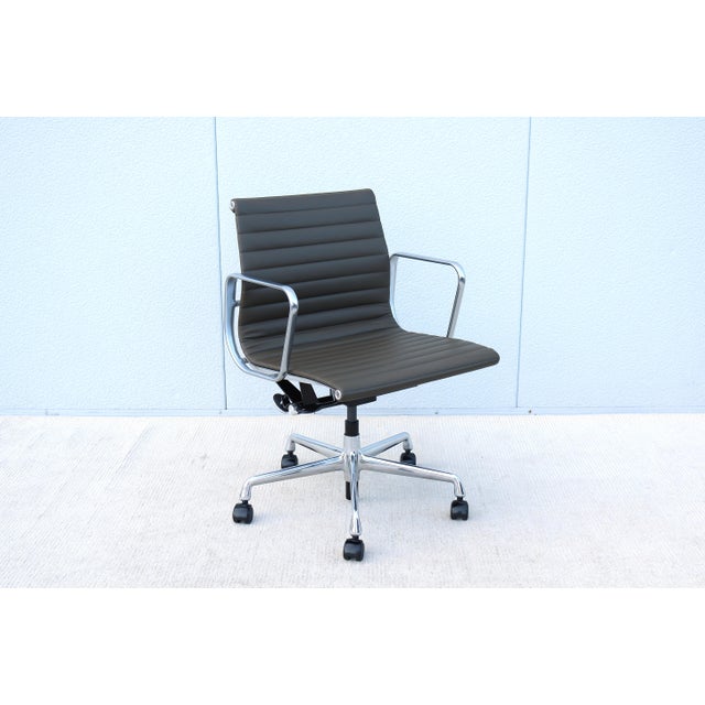 Stunning authentic mid-century modern Eames aluminum group management chair. A timeless design classic and contemporary...