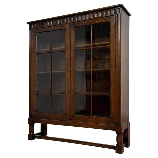 2000 - 2009 Early 20th Century English Oak Display Cabinet For Sale - Image 5 of 12