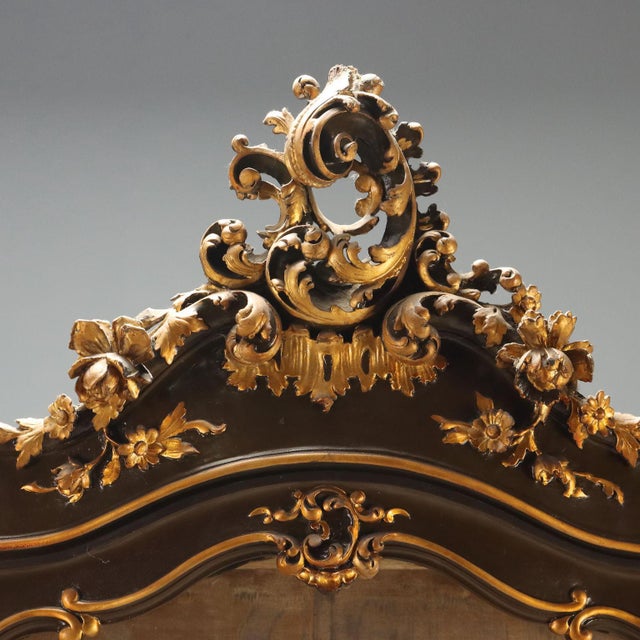 Italian Baroque Showcase in Carved Wood For Sale - Image 6 of 13