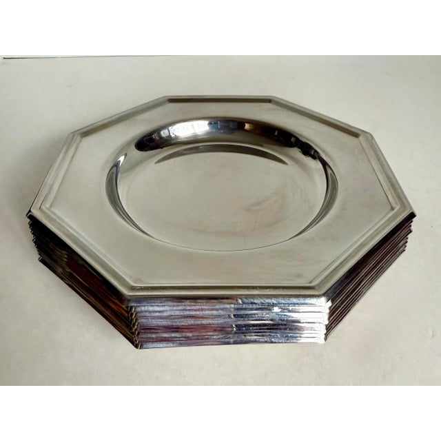 This is a chic and timeless set of 6 silver-plated plates by Jean Couzon, the respected French silversmith known for...