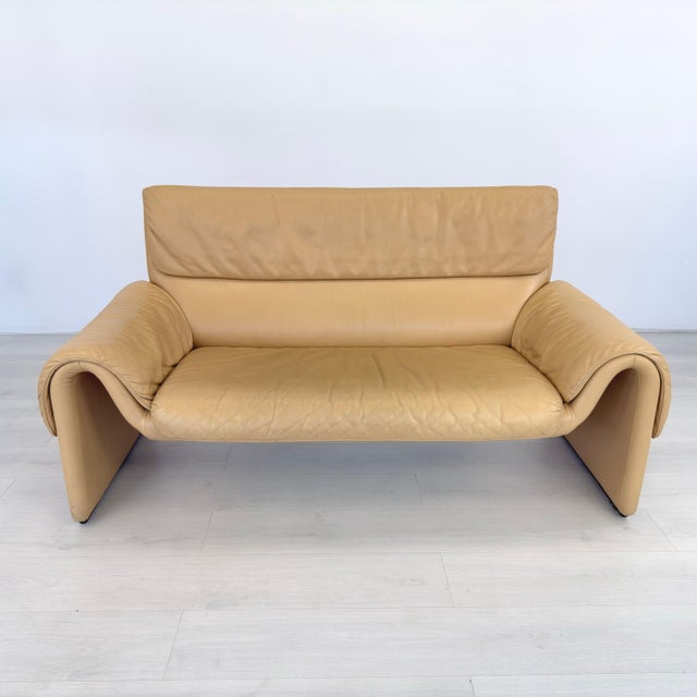 Dimensions: H 32.5” x W 65” x D 28” x SH 16” Vintage beige leather two-seater sofa DS 2011 from De Sede with removable...