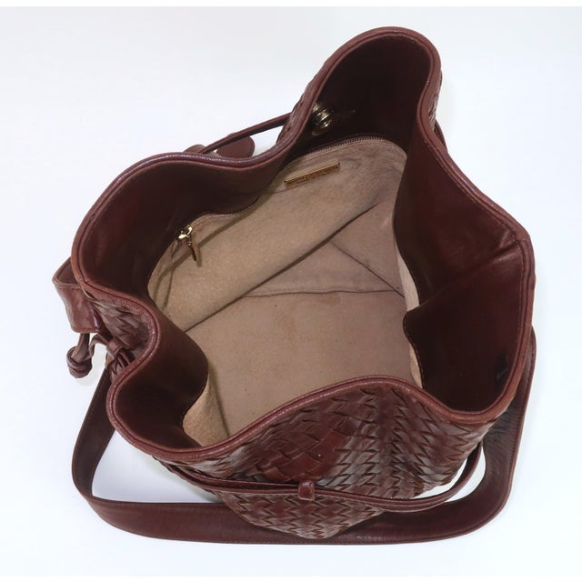 Brown Bottega Veneta Chocolate Brown Intrecciato Leather Bucket Handbag For Sale - Image 8 of 14