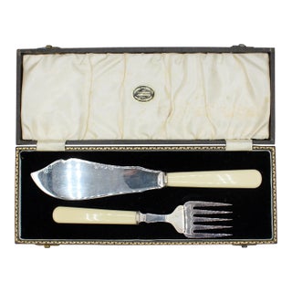 Early 20th Century Pair of English Silver-Plated Fish Servers in Original Presentation Case For Sale