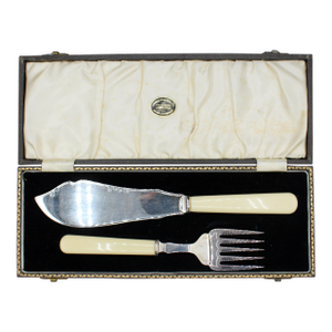 Early 20th Century Pair of English Silver-Plated Fish Servers in Original Presentation Case