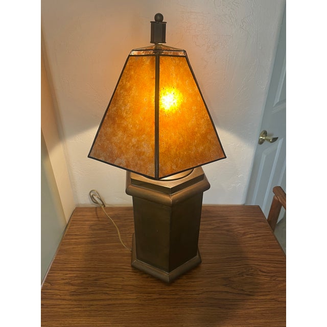 Vintage Shaker Metal Table Lamp With an Amber Mica Hexagonal Lamp Shade For Sale - Image 4 of 12