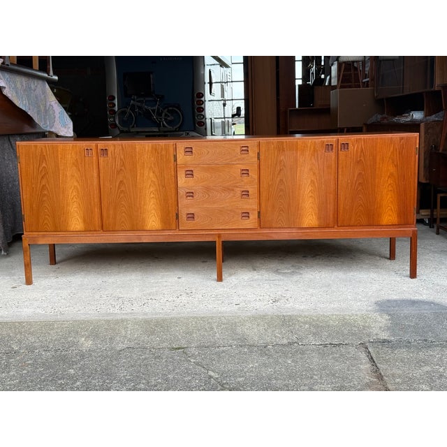 Brown Long Mid-Century Modern Danish Teak Sideboard by Johannes Andersen for Bernhard Pedersen, 1960 For Sale - Image 8 of 8