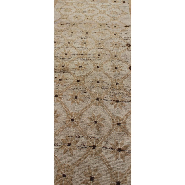 Turkish Vintage Runner With Latticework Design in Taupe, Cream and Khaki For Sale In Atlanta - Image 6 of 8