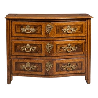 Early 18th Cenutry French Walnut 3-Drawer Serpentine Commode For Sale