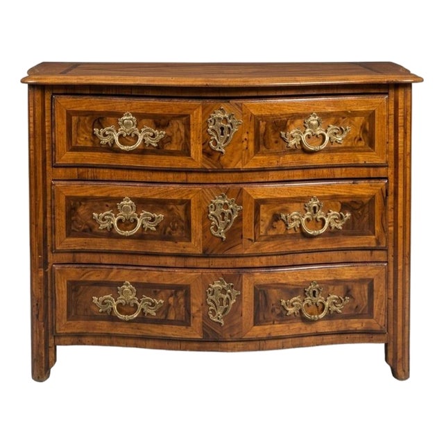 Early 18th Cenutry French Walnut 3-Drawer Serpentine Commode For Sale