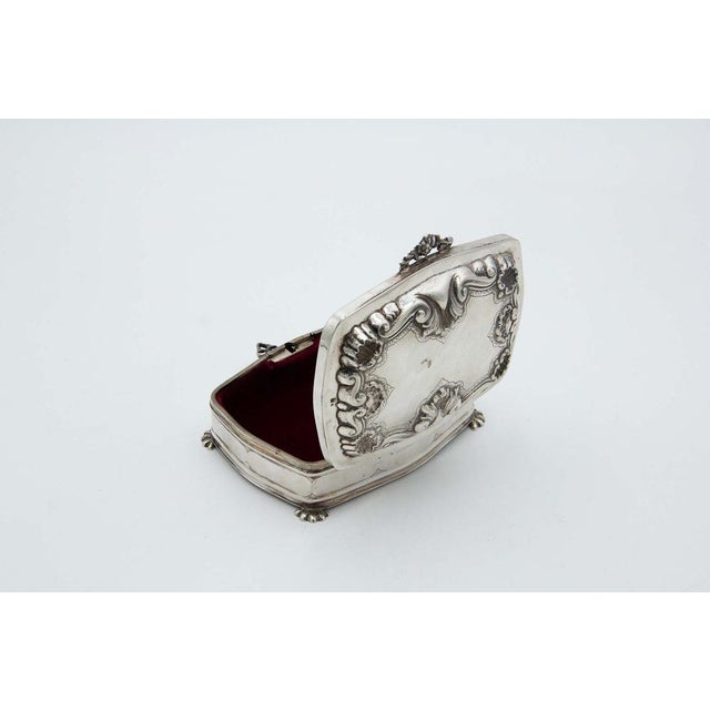 Embossed Silver Jewelry Box with Hinged Lid, in Good conditions. Designed 1980 to 1989