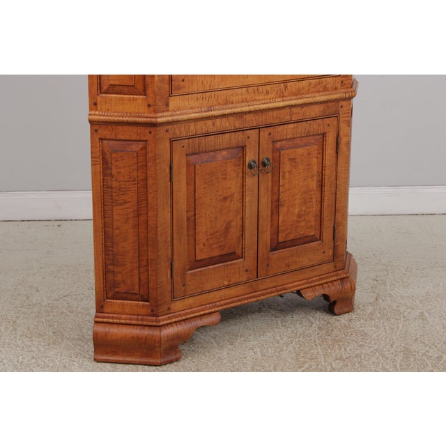 David Smith Tiger Maple 2 Piece Country Corner China Cabinet For Sale - Image 9 of 18