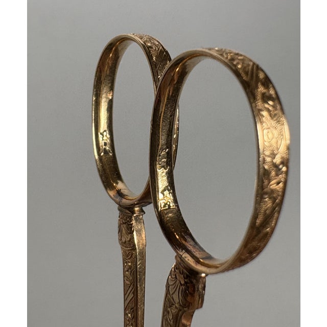 Pair of 18th-century 18k (750/1000) yellow gold sewing scissors Decorated with chased rose motifs on a background...