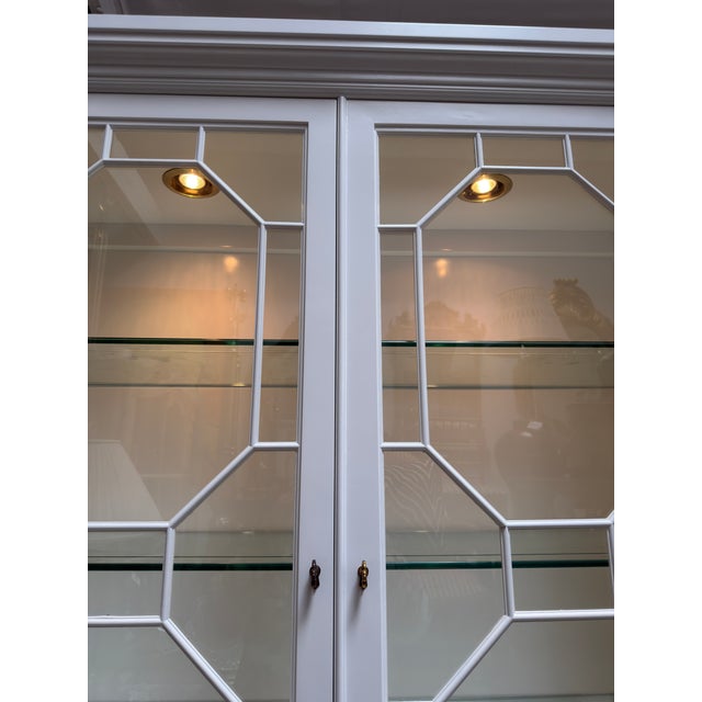 Late 20th Century Hollywood Regency Baker Furniture Co White Lacquer Display Cabinet For Sale - Image 10 of 11