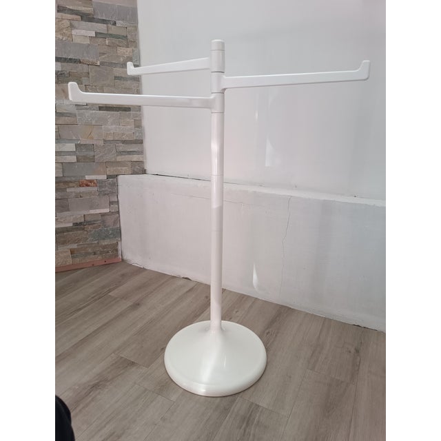 Magnificent towel rack designed by Makio Hasuike for Gedy. Germany, 1970s. Rigid plastic structure, built to last....